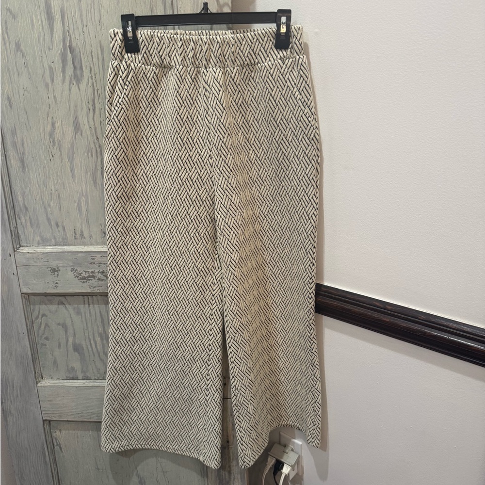 See and Be Seen Lounge textured cropped ankle pants. NWT Small but fits medium